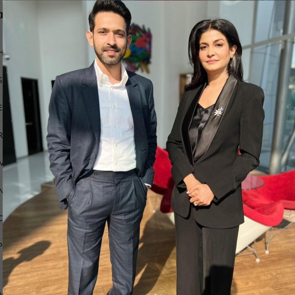 Anchor Anjana Om Kashyap With bollywood star